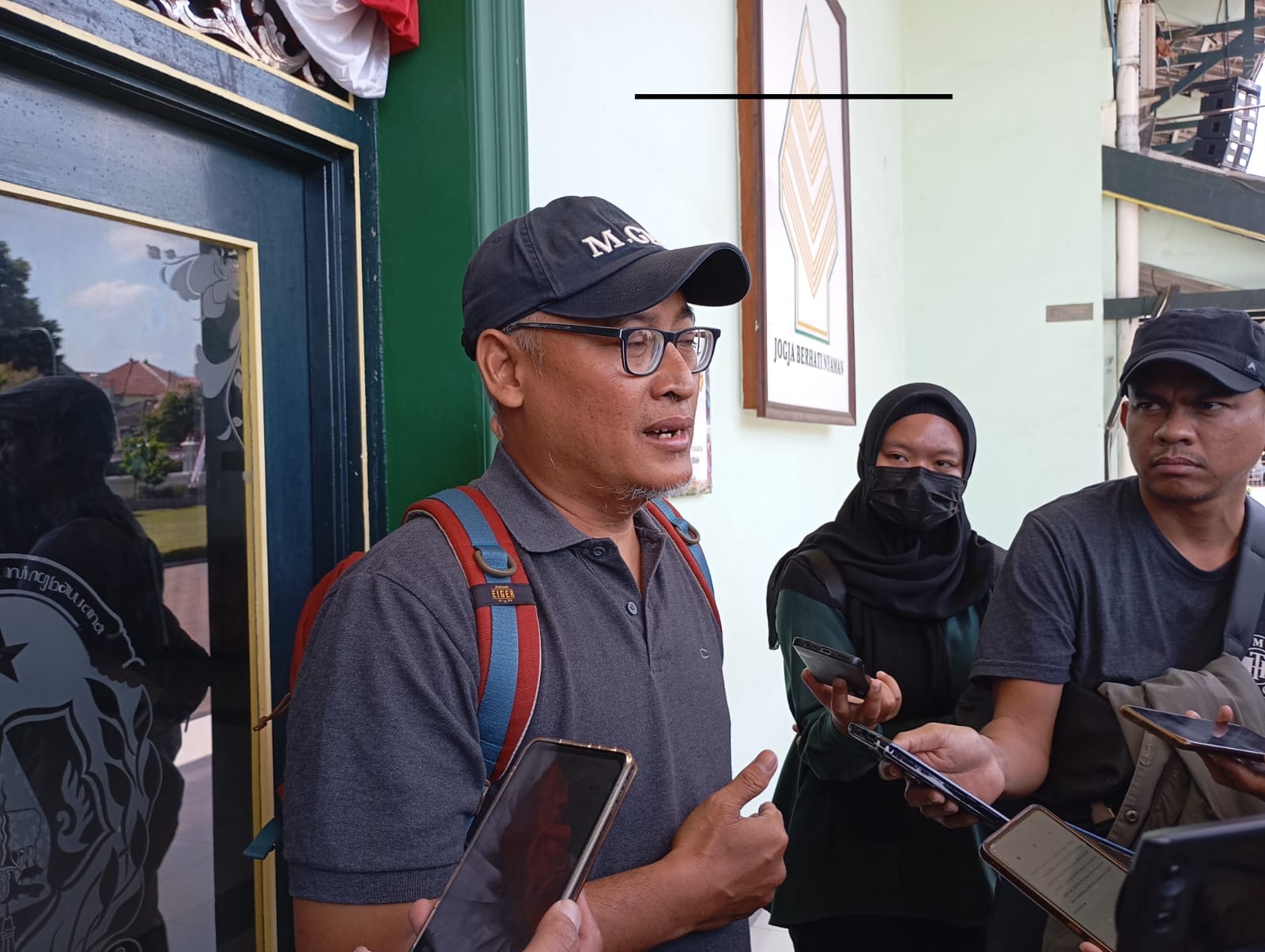 Ketua Paguyuban Koperasi Tri Dharma, Arif Usman saat menyampaikan keterangannya di Halaman Balaikota Jogja, Senin (5/8/2024).  (IWAN NURWANTO/Radar Jogja)
