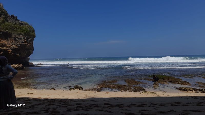 Gambar Suasana Pantai Ngrawah di Siang hari