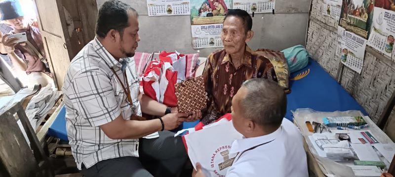 Sarno (84 tahun), mantan anggota militer sukarela yang tinggal di Ponjong, Gunungkidul, DIY, menerima bantuan dari Presiden Joko Widodo, Senin (5/8/2024).