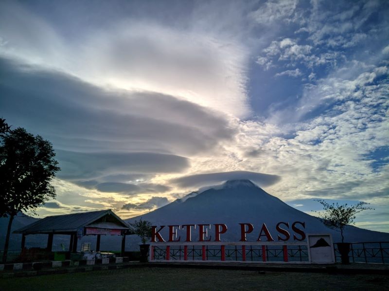 Berwisata dengan background 5 gunung berapi di Ketep Pass Magelang.