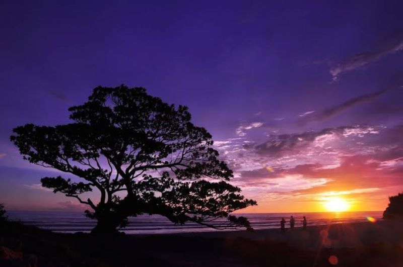 Keindahan cahaya sunset yang menguar dari Pantai Pok Tunggal Gunungkidul.