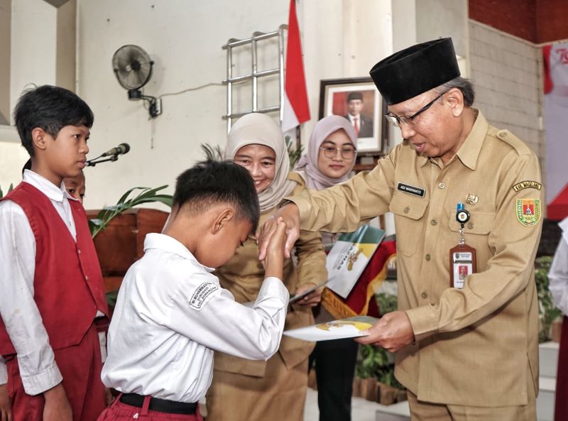 SIMBOLIS: Sekretaris Daerah Kabupaten Magelang Adi Waryanto saat menyerahkan bantuan zakat kepada anak yatim, piatu, dan yatim piatu se-Kabupaten Magelang, Selasa (6/8/2024).
