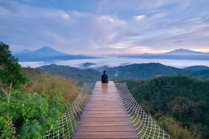 Melihat panorama indah dari bukit ngisis.