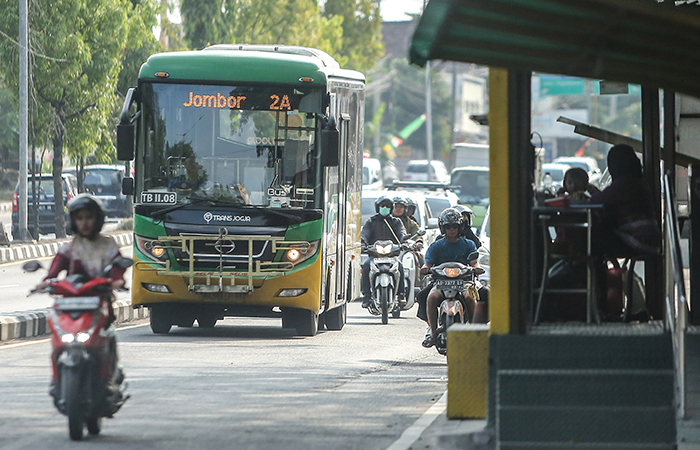 Bus Trans Jogja dengan membawa penumpang melintas di kawasan ring road utara, Sariharjo, Ngaglik, Sleman Selasa(6/8).