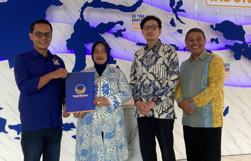 Ketua DPC Partai Nasdem Purworejo Eko Januar Susanto tengah memegang map berlogo Partai Nasdem bersama Yuli Hastuti didampingi Ketua DPC PDIP Purworejo Dion Agasi Setiabudi dan Ketua Harian G.