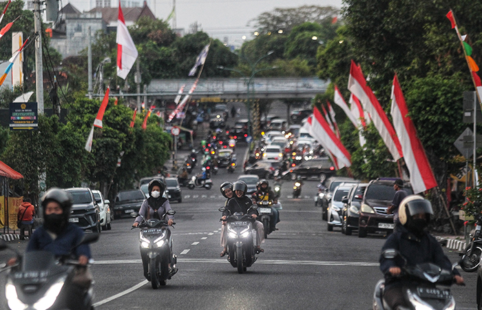 JALUR PADAT: Pengguna jalan melintas di Jalan Letjend Suprapto, Kota Jogja,(6/8). Selama ini, banyak pengguna jalan terutama pengendara kendaraan bermotor yang melaju di Jalan Letjen Suprapto.