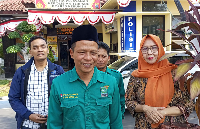 DINAMIKA : Ketua DPC PKB Kebumen didampingi struktural pengurus melaporkan mantan Sekjen DPP PKB Luman Edy ke Polres Kebumen. (M Hafied/Radar Jogja)