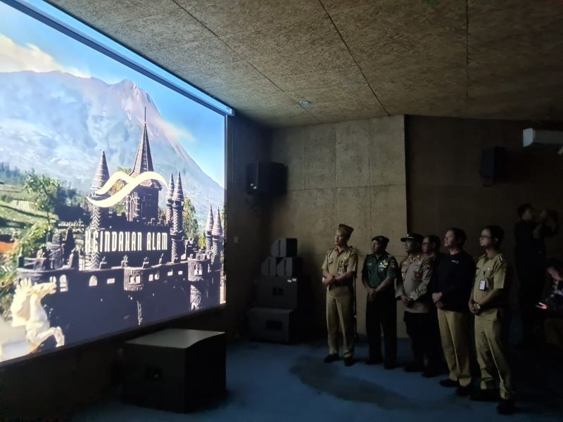 SIMBOLIS: Asisten Perekonomian dan Pembangunan Setda Kabupaten Magelang saat meluncurkan logo dan tagline pariwisata Kabupaten Magelang di Ketep Pass, Selasa (6/8/2024).