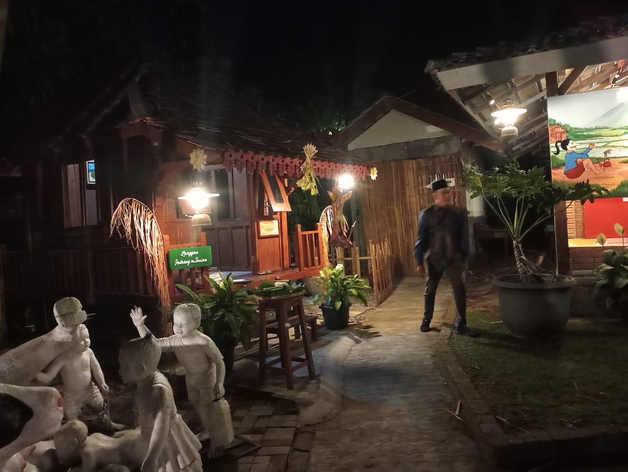 Langgar Padhang mBulan yang berada di Omah Petroek, Karangklethak, Sleman.   (Rizky Wahyu/Radar Jogja)