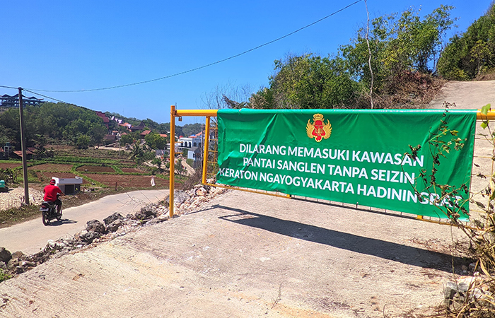 Plang larangan masuk kawasan wisata Pantai Sanglen, Kalurahan Kemadang, Kapanewon Tanjungsari, Gunungkidul, Senin (5/8).
