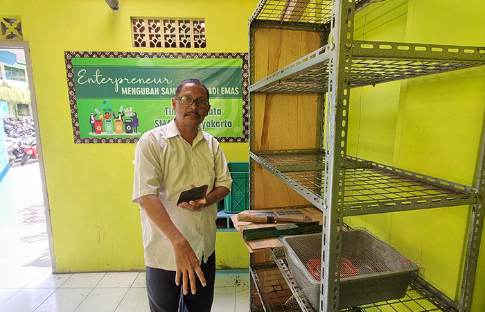 Kepala sekolah SMAN 10 Jogja dan foto area penangkaran Maggot untuk mengurai sampah-sampah dari siswa dan guru.Fahmi Fahriza/radar jogja&nbsp;