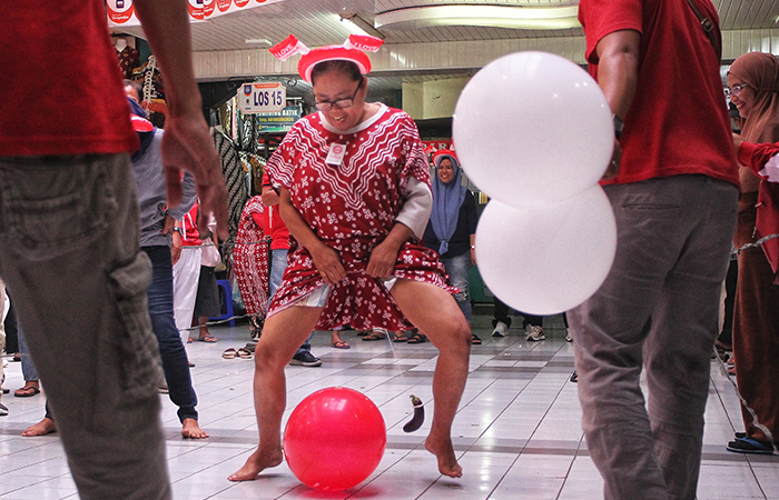 Sejumlah pedagang mengikuti lomba menggiring balon dengan terong di Pasar Beringharjo, Kota Jogja,(7/8).Pedagang Pasar Beringharjo&nbsp;menggelar berbagai macam perlombaan&nbsp;dalam rangka menyambut HUT Ke-79