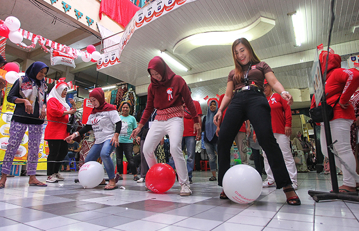 Sejumlah pedagang mengikuti lomba menggiring balon dengan terong di Pasar Beringharjo, Kota Jogja,(7/8).Pedagang Pasar Beringharjo&nbsp;menggelar berbagai macam perlombaan&nbsp;dalam rangka menyambut HUT-79