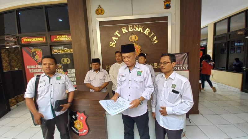 Ketua DPC PKB Purworejo Fran Suharmaji (tengah) bersama kader PKB lain saat mengadukan Eks Sekjen PKB Muhammad Lukman Edy ke Polres Purworejo, Rabu (7/8/2024).