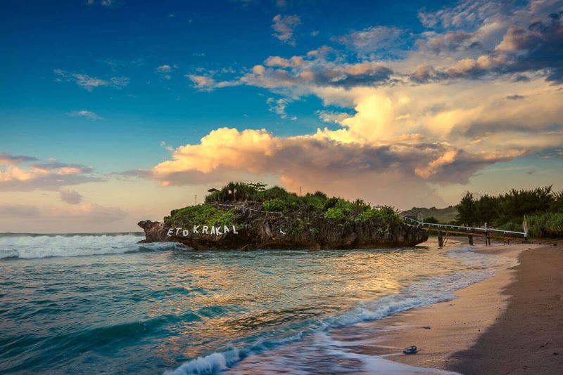 Pemandangan dari batu karang yang berada di Pantai Klakar.
