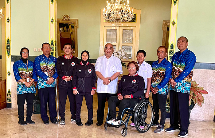 SIAP TANDING: Qonitah Ikhtiar Syakuroh dan Theodora Audi didampingi pengurus NPCI DIY saat berpamitan ke KGPAA Paku Alam X di Kompleks Kepatihan,(7/8).