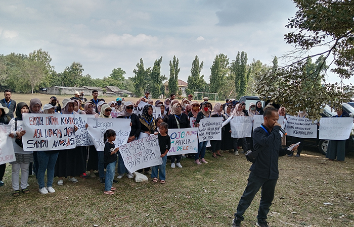 ASKI PROTES: Pedagang Candi Borobudur mendatangi Kantor PT Taman Wisata Candi di Kalasan, Sleman untuk menuntuk kepastian lapak relokasi (7/8).Delima Purnamasari/Radar Jogja