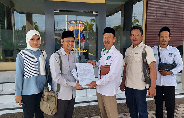 BUKTIKAN: Ketua DPC PKB Kulon Progo beserta rombongan saat menunjukkan surat pengaduan Lukman Edy atas dugaan pencemaran nama baik di Polres Kulon Progo (7/8).ANOM BAGASKORO/RADAR JOGJA