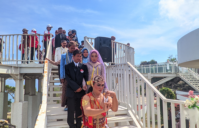 MOMENTUM: Nikah massal berkonsep Nikah Bareng Merdeka menyMBUT HUT ke-79 Kemerdekaan RI di Heha Stone Valley, Gunungkidul, Rabu (7/8) sore.Andi May/Radar Jogja