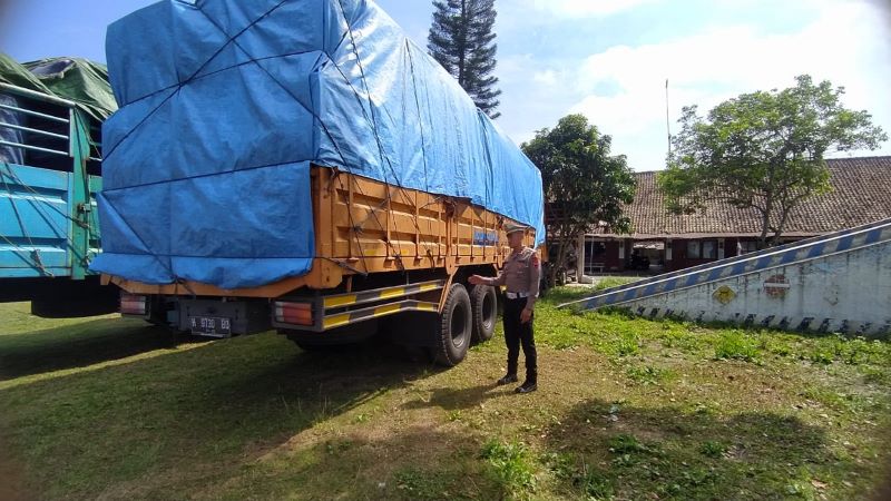 BARANG BUKTI: Kanit Gakkum Satlantas Polresta Magelang saat menunjukkan truk Mitsubishi Fuso yang terlibat kecelakaan di Glagah, Mertoyudan, Rabu (7/8/2024).