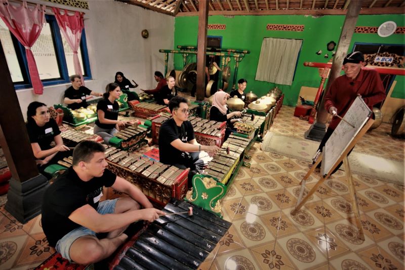 Belajar musik tradisional di Desa Petingsari