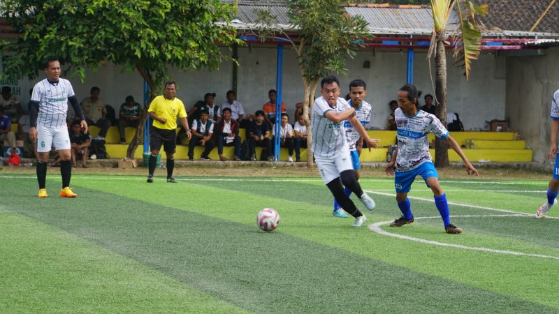 BEREBUT BOLA: Striker haus gol dari Asten Askreng Radar Jogja A tengah berebut bola denga pemain RSJ Grhasia