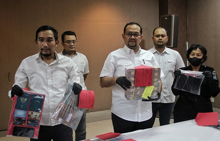 PELAKU SCAMMING: Ditreskrimsus Polda DIY saat menunjukkan barang bukti penipuan online jaringan internasional di Mapolda DIY pada Rabu (7/8/2024). (Gregorius Bramantyo/Radar Jogja)