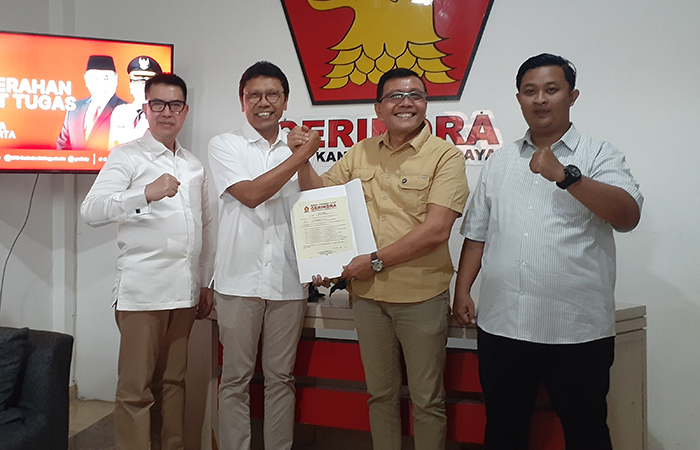 SURAT TUGAS: Sekretaris DPD Partai Gerindra DIY Nur Subiyantoro saat menyerahkan surat tugas kepada Singgih Raharjo sebagai calon kepala daerah Kota Jogja di Kantor DPD Partai Gerindra DIY, (7/ 8)