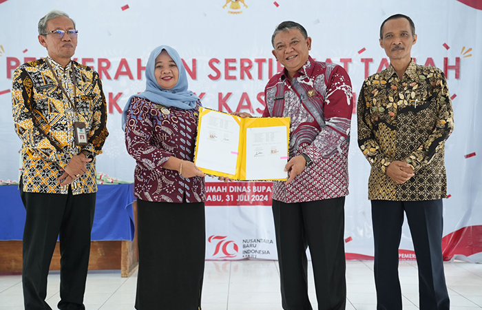 SIMBOLIS: , Kepala Kantor Kabupaten Sleman Bintarwan Widhiatso (dua dari kanan) menyerahkan sertifikat hak milik kasultanan kepada Bupati Sleman Dra Hj. Kustini Sri Purnomo.