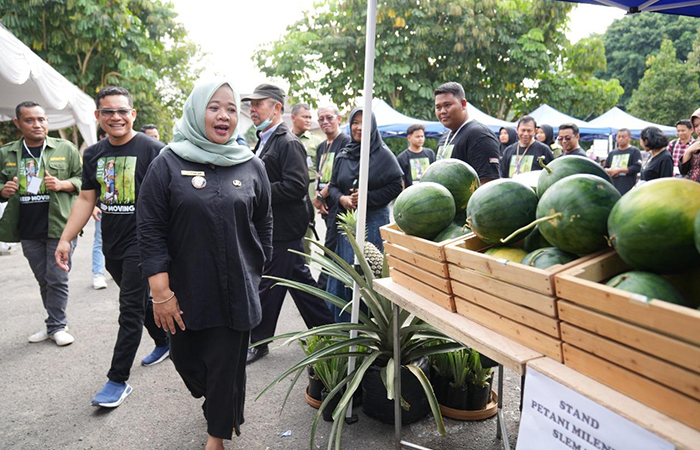SEMRINGAH: Bupati Sleman Dra Hj. Kustini Sri Purnomo meninjau stan hasil panen semangka petani milenial dalam acara hilirisasi pertanian baru-baru ini.