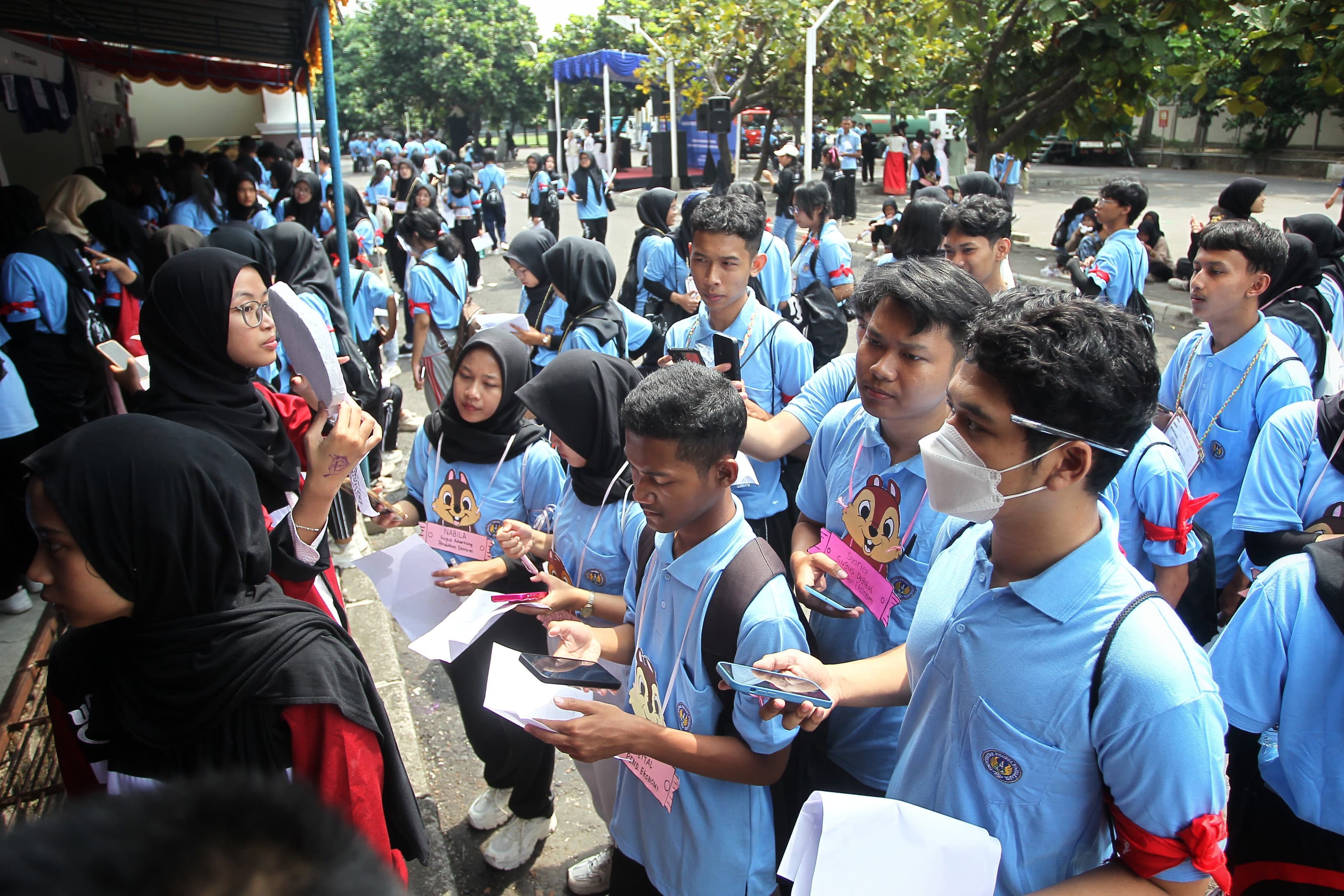Mahasiswa baru UNY mencari informasi tentang keikutsertaan menjadi anggota Unit Kegiatan Mahasiswa (UKM) dalam kegiatan PKKMB, di kompleks GOR UNY, Rabu (7/8/2024).