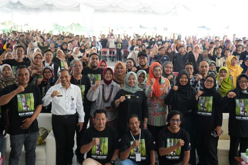 SEMANGAT MUDA: Bupati Sleman Dra Hj. Kustini Sri Purnomo berada di tengah-tengah petani milenial yang menggeluti dunia agrobisnis.