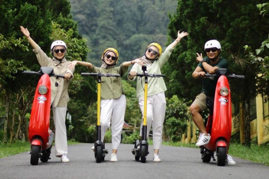 Bermain scooter dengan teman di Kaliurang