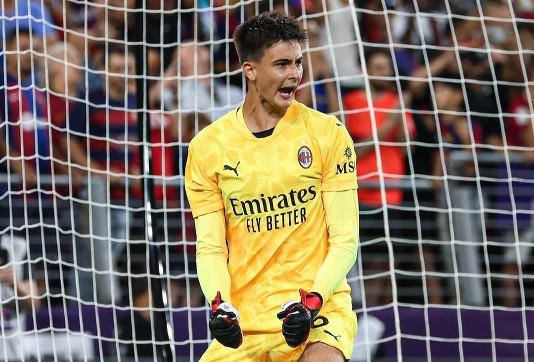 Selebrasi kiper AC Milan, Lorenzo Torriani usai gagalkan tendangan penalti ke enam Barcelona dan memastikan kemenangan Rossoneri (ig acmilan)