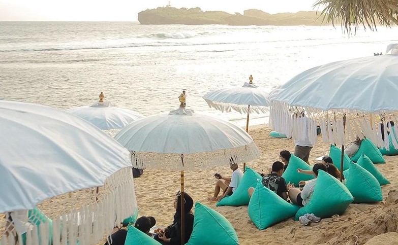 Pesona De Rocka Beach Bar Jogja dengan Nuansa Pantai Seperti di Bali