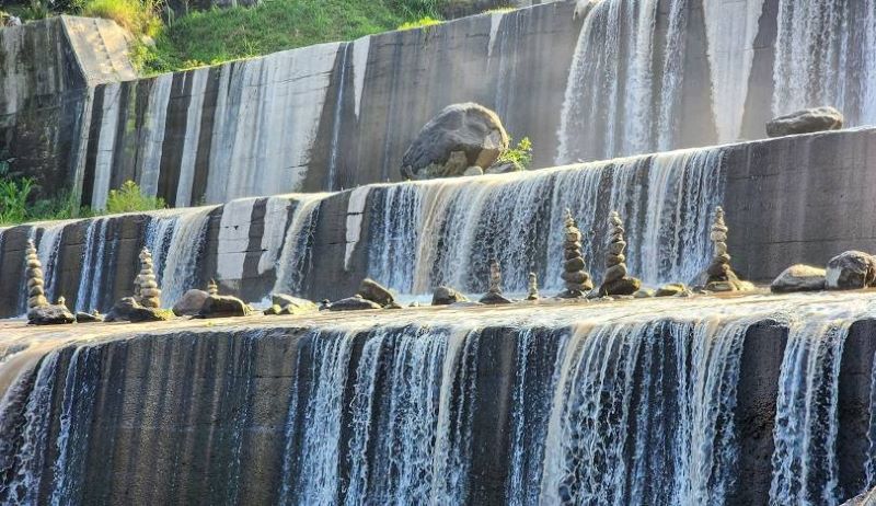 Grojogan Watu Purbo kini menawarkan pemandangan air terjun yang spektakuler.