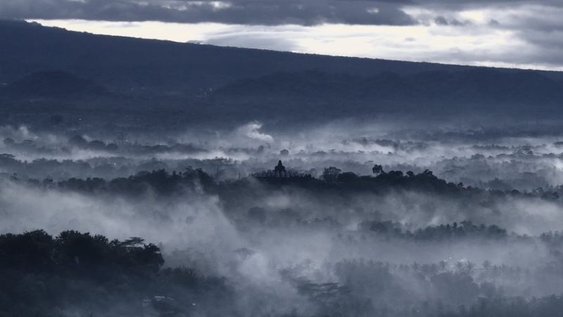 Kemegahan Borobudur dari atas bukit Punthuk Setumbu.