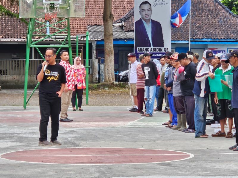 ARAHAN: Wali Kota Magelang Muchamad Nur Aziz saat memberi arahan kepada peserta padat karya di Lapangan Kwarasan, Cacaban, Magelang Tengah, Kamis (8/8/2024).