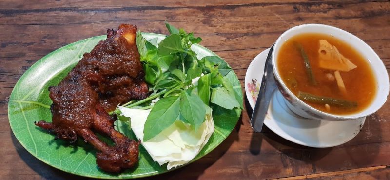 Ayam Bakar Artomoro, destinasi favorit para pecinta pedas di Jogja.