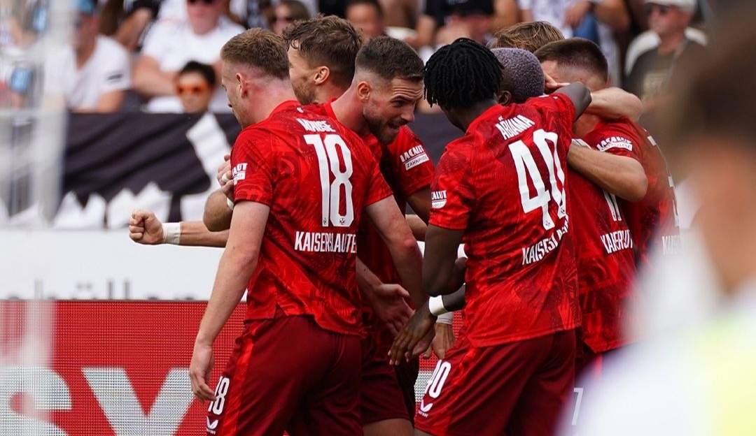 Selebrasi penggawa Kaiserslautern usai mencetak gol ke gawang SSV Ulm pada laga pembuka Bundesliga 2 (ig Kaiserslautern)