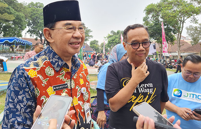 PAPARAN: Wali Kota Magelang Muchamad Nur Aziz dan Wakil Wali Kota Magelang M Mansyur saat memberi keterangan kepada awak media soal pencalonannya pada Pilkada 2024, Kamis (8/8).&nbsp;(NAILA NIHAYAH)