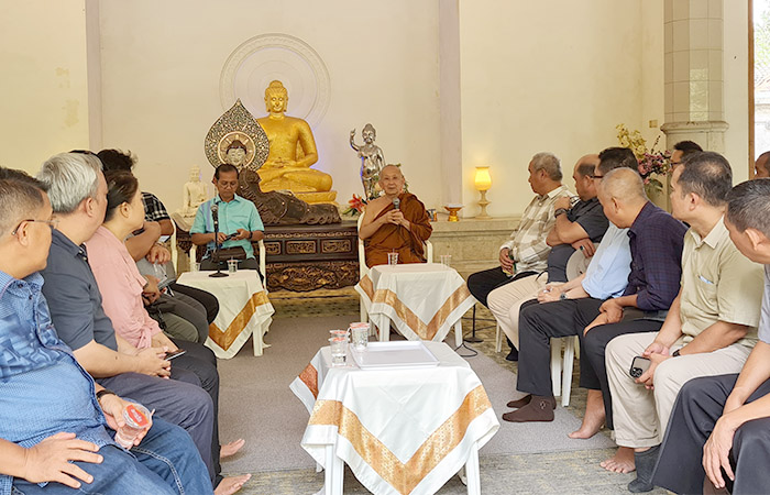 DISKUSI: Kepala Vihara Mendut didampingi Dirjen Bimas Buddha, Kemenag RI saat menerima kunjungan tim dari Kemenko Polhukam, Kamis sore (8/8). (NAILA NIHAYAH/RADAR JOGJA)