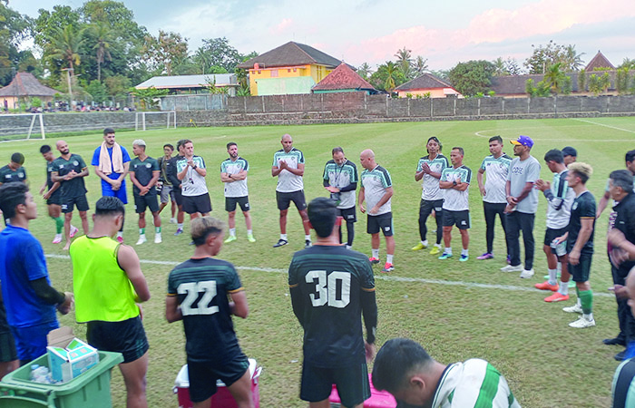 Jajaran pelatih PSS Sleman saat memberikan instruksi kepada para pemainnya usai latihan di Lapangan Pakembinangun, Sleman.(Rizky Wahyu/Radar Jogja)