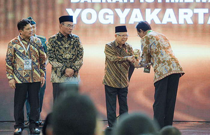 PENGHARGAAN: Wapres Ma&rsquo;ruf Amin menyerahkan UHC Awards kepada  Gubernur DIY Sri Sultan Hamengku Buwono X di TMII Jakarta, Kamis (8/8).