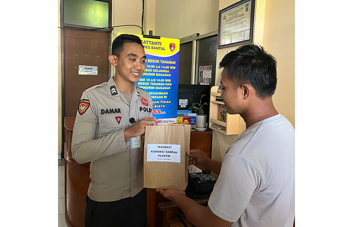 RAMAH LINGKUNGAN: Keluarga atau pembesuk tahanan yang menitipkan makanan dengan pembungkus plastik diganti tas kertas.
