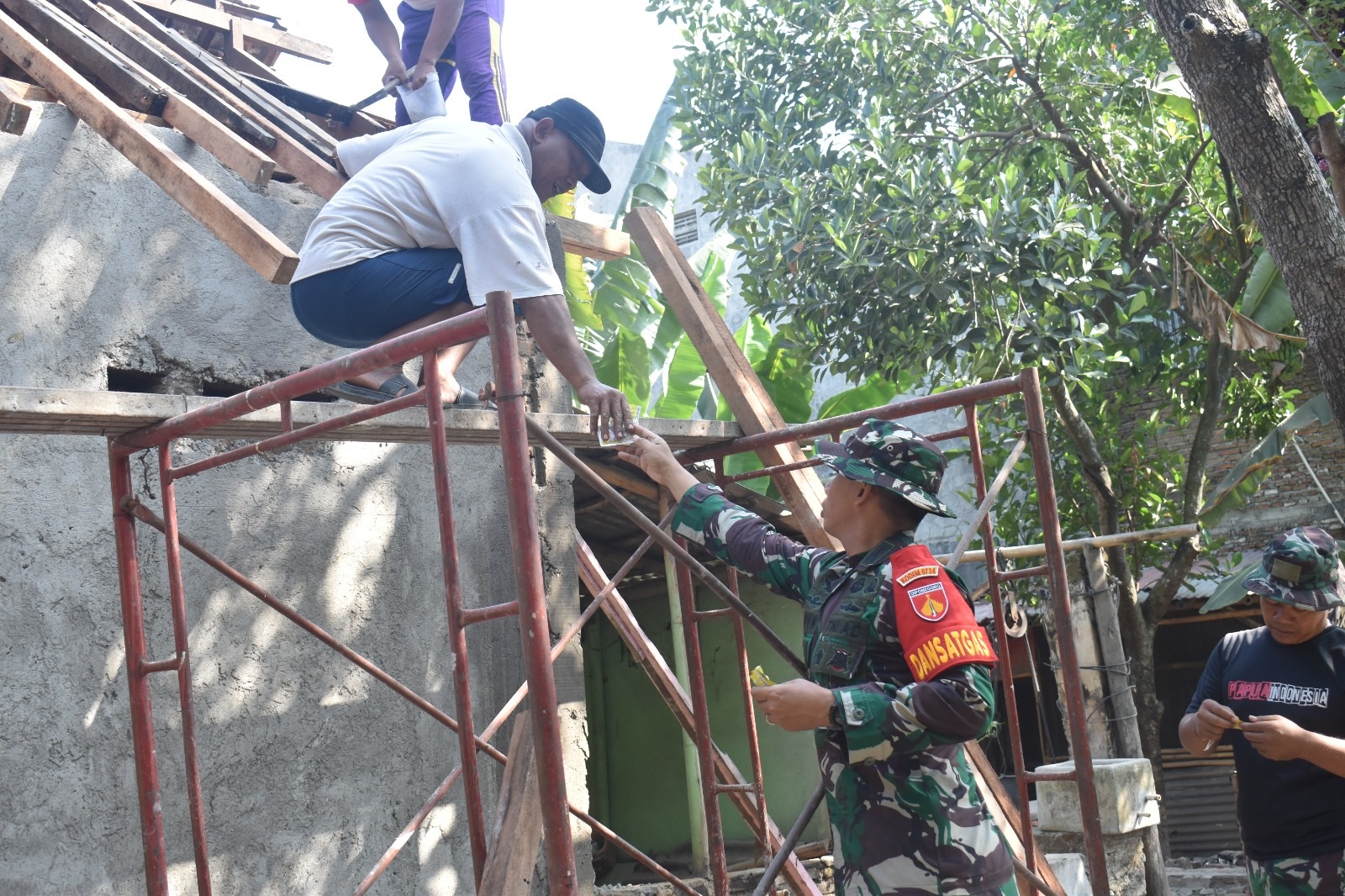 JAGA STAMINA: Dansatgas TMMD Reguler Ke-121 Kodim 0734/Kota Yogyakarta Letkol Inf Devy Kristiono memberikan langsung suplemen vitamin kepada anggota Satgas TMMD Reguler ke-121 Kodim 0734
