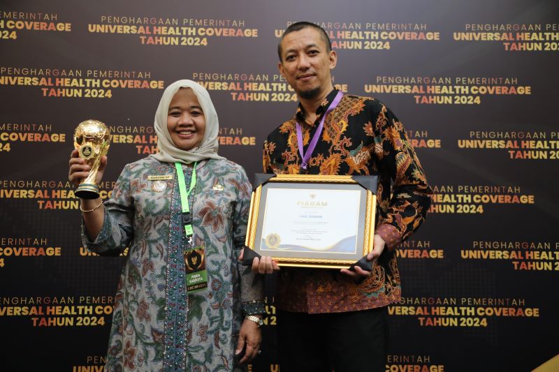 Bupati Sleman, Kustini Sri Purnomo dengan Kepala Cabang BPJS Kesehatan Sleman Irfan Qadarusman.
