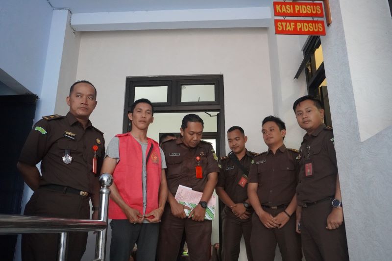 PESAKITAN : Kades Surorejan Ngabdun Najah (rompi pink) digelandang petugas Kejaksaan Negeri Kebumen usai ditetapkan sebagai tersangka atas dugaan kasus korupsi dana desa.