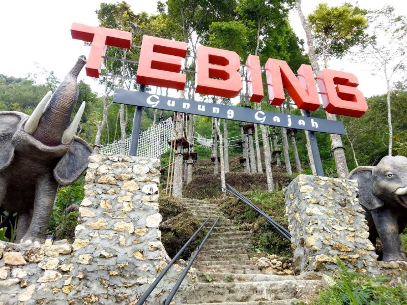 Pemandangan menakjubkan dari ketinggian 900 meter dengan berbagai wahana seru di Tebing Gunung Gajah.