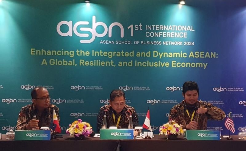 BERJEJARING - Acara The 1st ASEAN School of Business Network (ASBN) International Conference 2024, di Ruang Pamandengan 2, Lantai 8, Royal Ambarrukmo, Jogja pada Kamis (8/8/2024)